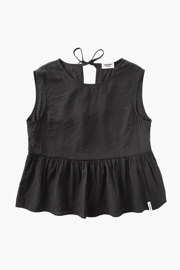 세련된 무드의 백리본 나시 블라우스 (블랙)입니다. 부드러운 폴리에스테르 소재로 제작되어 편안한 착용감을 선사하며, 크롭 기장과 루즈핏 디자인으로 시원하고 스타일리시하게 연출할 수 있습니다. 라운드넥에 백리본과 프릴 디테일이 더해져 우아하고 페미닌한 분위기를 자아냅니다. 안감이 있어 비침 걱정 없이 레이어드하여 다양한 스타일을 즐길 수 있으며, 데이트룩, 카페룩, 모임룩 등 다채로운 TPO에 활용하기 좋습니다. 클래식, 미니멀, 로맨틱 스타일을 즐겨 입는 여성분들께 추천합니다.
