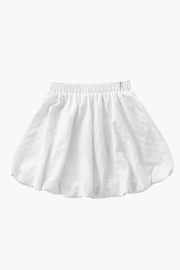 자가드 벌룬 미니 스커트 (화이트)는 페미닌한 무드를 연출하는 여성 의류입니다. 봄, 여름 시즌에 어울리는 미니스커트로, 벌룬핏 디자인과 무릎 위 기장이 특징입니다. 화이트 컬러의 폴리에스테르 소재로 제작되었으며, 자가드 패턴과 밴딩 허리, 로고 라벨 디테일이 돋보입니다. 데이트룩, 카페룩, 쇼핑룩 등 다양한 TPO에 활용 가능하며, 클래식하고 미니멀한 스타일을 연출하기 좋습니다. 안감이 있어 편안하게 착용할 수 있습니다.
