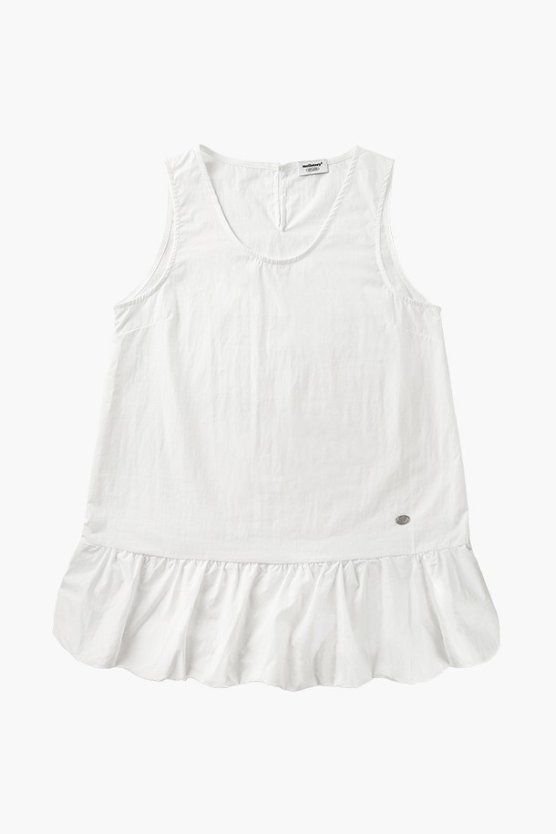 화사하고 여성스러운 분위기를 연출하는 벌룬 미니 원피스 (화이트)입니다. 부드러운 면 소재로 제작되어 편안한 착용감을 선사하며, U넥 디자인과 민소매 소매 기장이 시원한 느낌을 더합니다. 허리 밴딩으로 허리 라인을 잡아주어 더욱 슬림해 보이는 효과를 주며, 벌룬 치마핏이 사랑스러운 실루엣을 완성합니다. 데일리룩, 일상룩, 카페룩, 쇼핑룩 등 다양한 TPO에 활용 가능하며, 단독 또는 레이어드하여 베이직하면서도 캐주얼한 스타일을 연출할 수 있습니다. 안감이 있어 비침 걱정 없이 착용할 수 있으며, 로고 라벨 디테일이 은은한 포인트를 더합니다.
