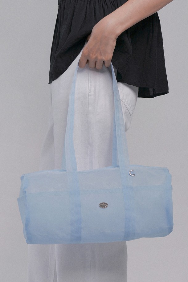 라이트 블루 컬러의 여성용 패브릭 더플백입니다. 미디엄 사이즈의 원통형 가방으로, 폴리에스테르 소재에 무지 패턴으로 제작되었습니다. 토트와 숄더 방식으로 멜 수 있으며, 반투명 오간자 소재와 D링 장식이 특징입니다. YKK 지퍼를 사용하여 안전하게 잠글 수 있으며, 사이드 포켓이 있어 수납이 용이합니다. 여행룩, 휴가룩, 산책룩과 같은 TPO에 캐주얼, 미니멀, 리조트 스타일을 연출하기 좋습니다.
