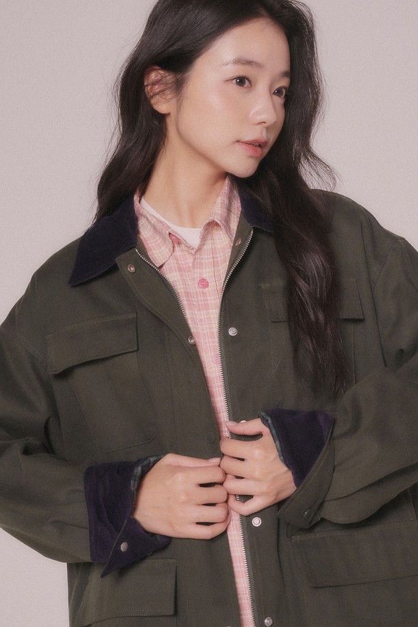 **코듀로이 콤비 워크 재킷 (2color)**

부드러운 코듀로이 소재로 제작된 여성 워크 재킷입니다. 봄, 가을 시즌에 적합하며, 캐주얼하고 베이직한 스타일을 연출할 수 있습니다. 카키와 네이비 두 가지 색상으로 출시되어 다양한 룩에 활용하기 좋습니다. 레귤러핏에 버튼 여밈 방식, 긴 소매 기장으로 제작되었으며, 출근룩과 모임룩 모두에 잘 어울립니다. 콤비 디자인이 돋보이는 워크웨어 스타일의 재킷입니다.
