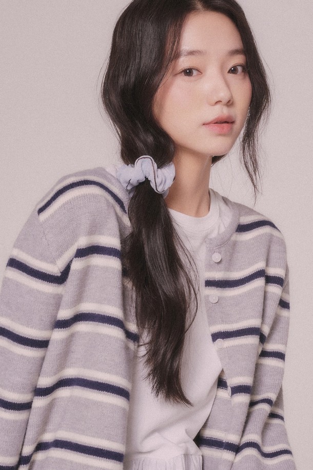 **스트라이프 니트 가디건 (2color)**

가을, 겨울 시즌에 어울리는 여성용 스트라이프 니트 가디건입니다. 부드러운 촉감의 니트 소재로 제작되었으며, 라운드 넥과 긴 소매 기장으로 디자인되었습니다. 베이직하고 캐주얼한 스타일로 출근룩, 모임룩 등 다양한 TPO에 활용 가능합니다. 그레이와 네이비, 두 가지 색상으로 만나보세요. 레귤러핏으로 편안하게 착용할 수 있습니다.
