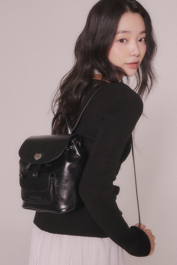 세련된 디자인의 하트락 백팩 (2color)입니다. 데일리룩과 출근룩에 모두 잘 어울리는 여성용 백팩으로, 미디엄 사이즈에 무지 패턴과 사각 모양으로 제작되었습니다. 블랙 컬러의 합성가죽 소재로 제작되어 고급스러운 느낌을 주며, 버클 장식이 포인트로 더해져 캐주얼, 미니멀, 클래식 스타일을 연출하기 좋습니다. 넉넉한 수납공간으로 실용성을 높였으며, 버클형 잠금 방식으로 소지품을 안전하게 보관할 수 있습니다.
