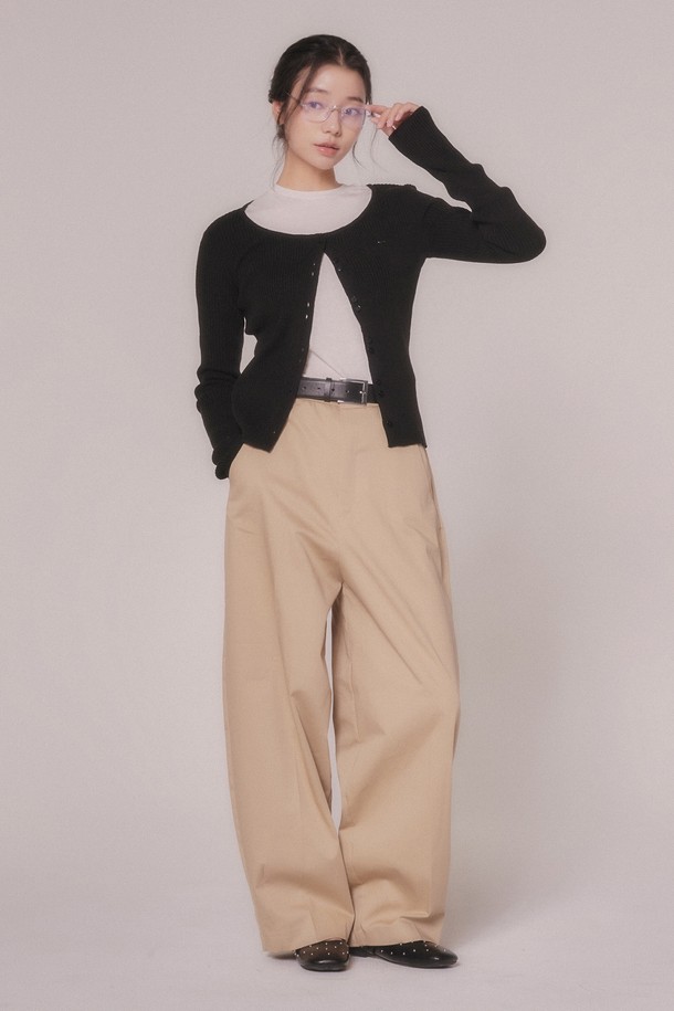 **슬림 니트 가디건 (3color)**

부드러운 니트 소재로 제작된 여성용 슬림핏 가디건입니다. 베이직하고 미니멀한 디자인으로, 블랙, 베이지, 화이트 3가지 컬러로 출시되었습니다. 봄, 가을, 겨울 계절에 활용 가능하며, 라운드넥과 긴 소매 기장으로 편안함을 더했습니다. 출근룩 또는 모임룩에 미니멀, 클래식, 캐주얼 스타일로 연출하기 좋습니다. 얇은 두께감으로 간절기부터 겨울까지 레이어드하여 다양한 스타일을 완성해보세요.
