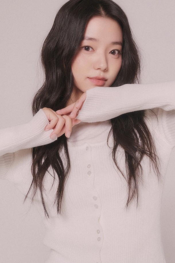 **슬림 니트 가디건 (3color)**

부드러운 니트 소재의 여성 슬림핏 가디건입니다. 베이직하고 미니멀한 디자인으로 봄, 가을에 활용하기 좋습니다. 브이넥 라인에 긴 소매 기장이며, 단추 여밈으로 간편하게 착용할 수 있습니다. 화이트, 블랙, 베이지 3가지 색상으로 출시되어 다양한 스타일에 매치하기 좋습니다. 데이트룩, 출근룩 등 TPO에 맞춰 미니멀, 클래식, 캐주얼 스타일을 연출해보세요.
