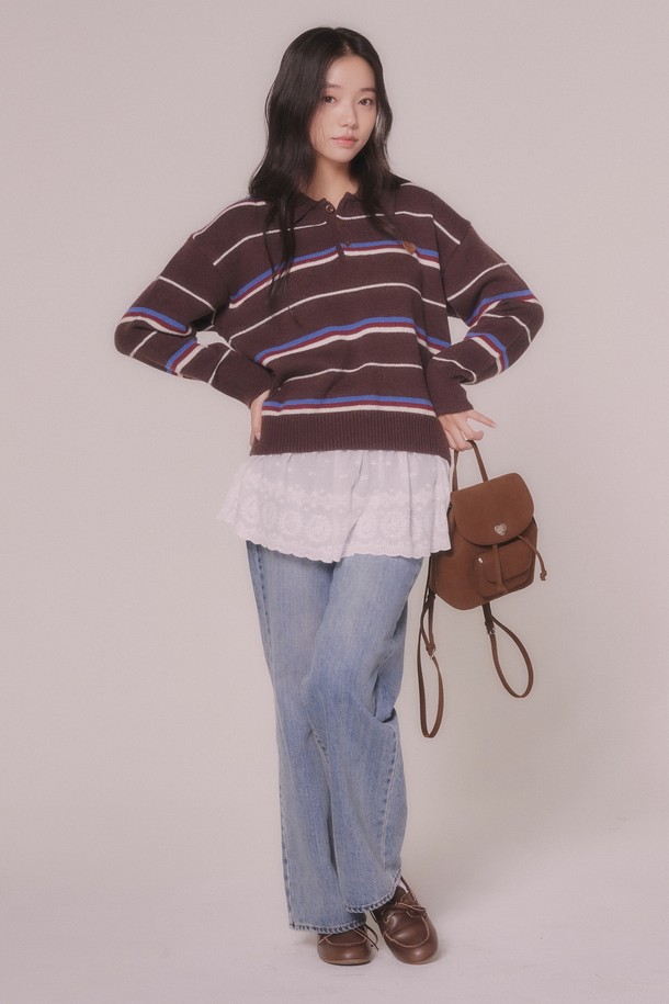 가을과 겨울, 따뜻하고 포근하게 연출할 수 있는 여성용 스트라이프 니트 카라 티셔츠입니다. 부드러운 촉감의 니트 소재로 제작되어 편안한 착용감을 선사하며, 레귤러핏으로 제작되어 부담 없이 착용하기 좋습니다. 캐주얼, 베이직 스타일을 모두 소화 가능하며, 데일리룩에 포인트 아이템으로 활용하기 좋습니다. 브라운과 스트라이프, 두 가지 컬러 구성으로 취향에 맞게 선택할 수 있습니다. 긴 소매 기장과 중간 두께감으로 간절기부터 겨울까지 따뜻하게 입을 수 있습니다.
