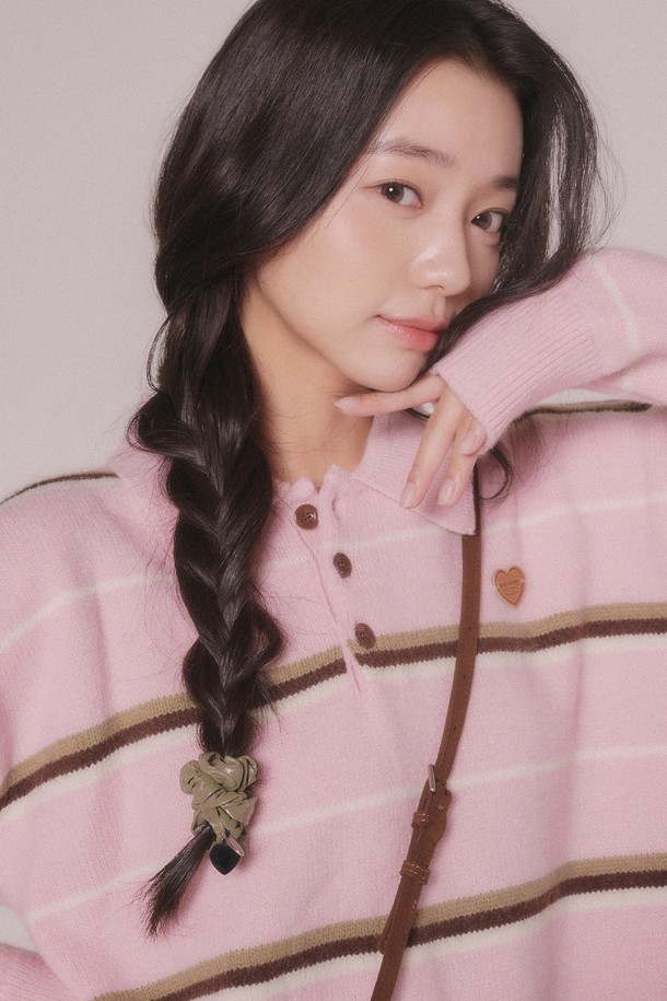 **스트라이프 니트 카라 티셔츠 (2color)**는 여성용 니트/스웨터로, 가을과 겨울에 따뜻하게 착용할 수 있는 긴소매 티셔츠입니다. 부드러운 촉감의 니트 소재로 제작되었으며, 레귤러 핏에 카라넥 디자인이 특징입니다. 캐주얼 스타일의 스트라이프 패턴이 돋보이며, 핑크와 브라운 두 가지 컬러로 제공됩니다. 두께감 있는 니트 소재로 포근하고 편안한 착용감을 선사합니다.
