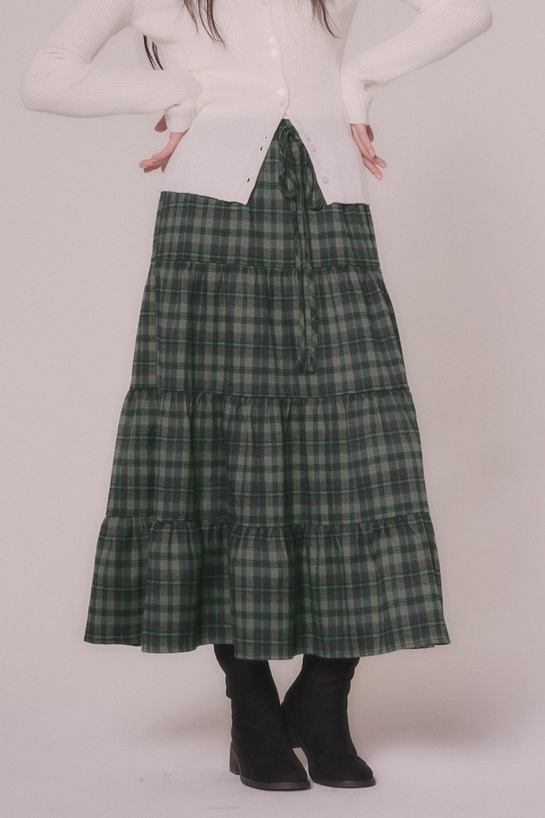 **체크 캉캉 롱 스커트 (2color)**

세련된 체크 패턴과 캉캉 디자인이 돋보이는 여성 롱 스커트입니다. 그린과 블랙 두 가지 색상으로 출시되어 다양한 스타일 연출이 가능합니다. 허리 라인을 잡아주는 하이웨스트 디자인에 플레어 A라인 핏으로 다리가 길어 보이는 효과를 줍니다. 봄, 가을, 겨울 시즌 데일리룩 또는 캐주얼 스타일링에 적합하며, 러플 디테일이 여성스러운 무드를 더합니다. 폴리에스테르 소재로 제작되어 편안한 착용감을 선사합니다.
