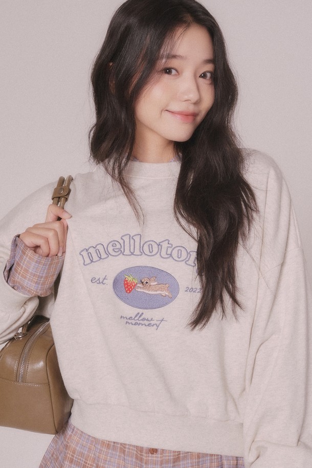 **래빗 자수 스웨트셔츠 (2color)**는 부드러운 면 소재로 제작되어 편안한 착용감을 선사합니다. 라운드넥 디자인에 레귤러핏으로 제작되어 다양한 스타일 연출이 용이하며, 가을과 겨울에 따뜻하게 입을 수 있습니다. 캐주얼, 미니멀, 클래식 스타일을 즐기는 여성분들께 추천하며, 산책룩과 집콕룩 모두 잘 어울립니다. 귀여운 토끼 자수 디테일이 돋보이는 디자인으로, 데일리룩에 포인트를 더해줍니다. 화이트 컬러로 어디에나 매치하기 쉬우며, 두꺼운 두께감으로 따뜻함을 유지해줍니다.
