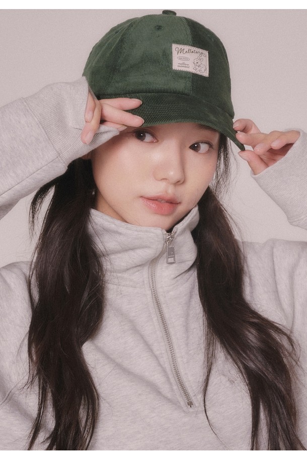 래빗 라벨 코듀로이 볼캡은 부드러운 코듀로이 소재로 제작되어 편안한 착용감을 선사합니다. 그린, 블랙 두 가지 색상으로 출시되어 어떤 스타일에도 매치하기 용이하며, 데일리룩, 산책룩, 봄 소풍룩 등 다양한 TPO에 활용 가능합니다. 모자 깊이와 챙 넓이가 일반적인 디자인으로, 누구나 부담 없이 착용할 수 있으며, 사이즈 조절이 가능하여 편안한 착용감을 제공합니다. 캐주얼, 미니멀, 클래식 스타일을 즐겨 입는 분들에게 적합하며, 라벨 로고 디자인으로 포인트를 더했습니다. 봄, 여름, 가을 계절에 착용하기 좋은 아이템입니다.
