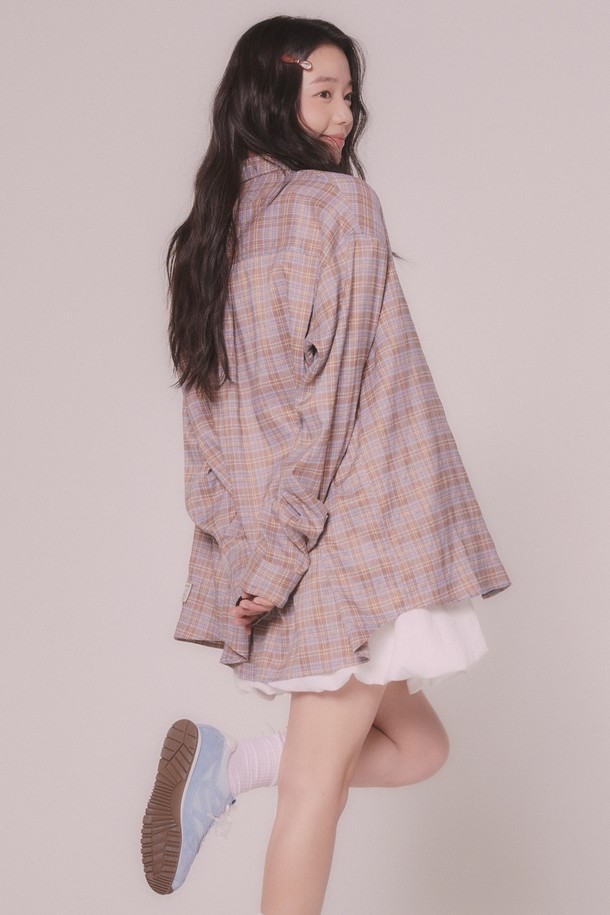 사랑스러운 래빗 라벨 체크 셔츠 (2color)를 소개합니다. 부드러운 면 소재로 제작되어 편안한 착용감을 선사하며, 봄, 가을에 어울리는 얇은 두께감으로 제작되었습니다. 핑크, 체크 두 가지 색상으로 출시되어 데이트룩, 봄 소풍룩 등 다양한 TPO에 활용 가능합니다. 루즈핏과 카라넥 디자인, 긴 소매 기장으로 캐주얼, 클래식, 미니멀 스타일을 모두 소화할 수 있습니다. 버튼다운 디테일이 더해져 래빗 라벨 특유의 사랑스러움을 더했습니다.
