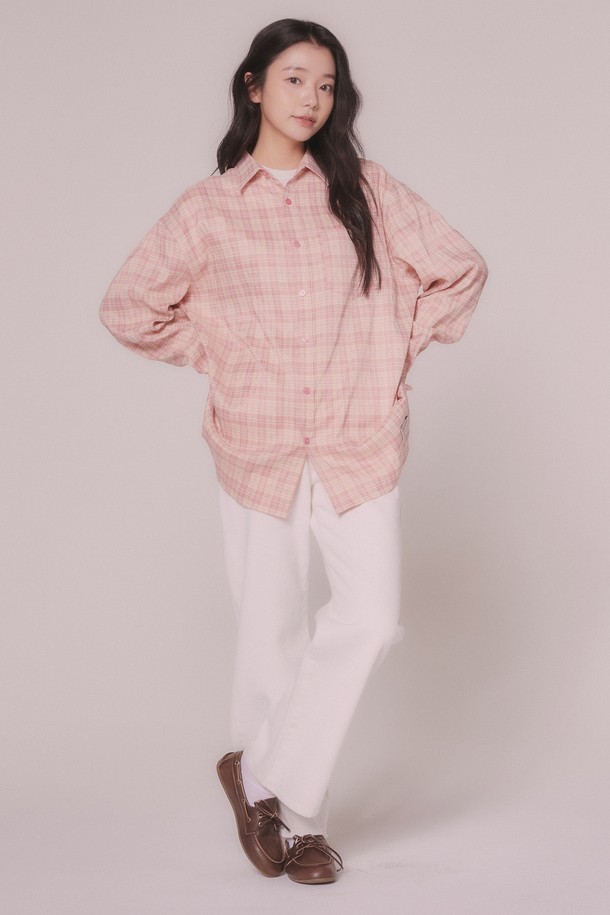래빗 라벨 체크 셔츠 (2color)는 여성스러운 매력을 더해줄 셔츠입니다. 부드러운 면 소재로 제작되어 편안한 착용감을 선사하며, 봄, 가을 시즌에 활용하기 좋습니다. 핑크 컬러와 체크 패턴이 어우러져 캐주얼하면서도 베이직한 스타일을 연출합니다. 루즈핏과 차이나칼라, 긴 소매 디자인으로 편안함과 세련된 분위기를 동시에 느낄 수 있으며, 버튼다운 디테일이 돋보입니다. 데이트룩, 봄 소풍룩에 잘 어울리며 캐주얼, 클래식, 미니멀 스타일을 즐겨 입는 분들께 추천합니다.
