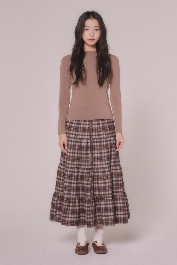 베이직 라운드 티셔츠 (3color)는 여성 고객을 위한 캐주얼 스타일의 무지 티셔츠입니다. 봄, 여름, 가을 계절에 적합하며, 부드러운 면 소재로 제작되어 얇지만 편안한 착용감을 제공합니다. 레귤러 핏에 라운드넥 디자인으로, 일상에서 미니멀한 스타일을 연출하기 좋습니다. 세 가지 기본 색상으로 구성되어 다양한 코디에 활용할 수 있는 실용적인 아이템입니다.
