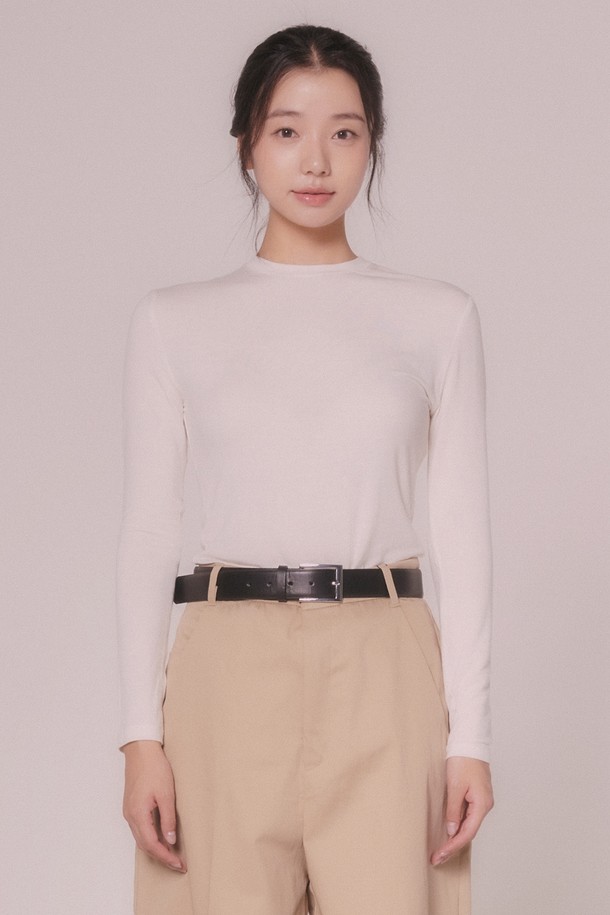 **베이직 라운드 티셔츠 (3color)**

부드러운 면 소재로 제작되어 편안한 착용감을 선사하는 여성용 베이직 라운드 티셔츠입니다. 일상복은 물론, 출근룩과 데이트룩에 모두 잘 어울리는 활용도 높은 아이템입니다. 미니멀하고 클래식한 스타일로, 다양한 하의와 매치하여 폭넓은 스타일을 연출할 수 있습니다. 화이트, 블랙, 베이지 3가지 기본 컬러로 구성되어 있습니다. 레귤러핏과 긴소매 기장으로 간절기에도 활용하기 좋습니다.
