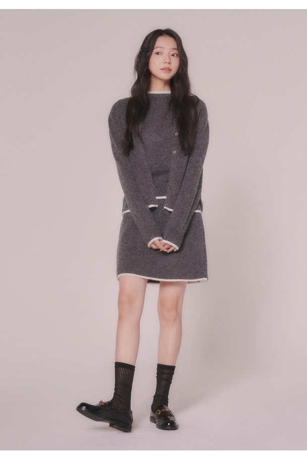 부드러운 부클 소재로 포근함을 선사하는 라인 부클 니트 미니 스커트입니다. 가을, 겨울 시즌에 어울리는 두꺼운 두께감으로 따뜻하게 착용할 수 있으며, A라인 핏으로 다리가 길어 보이는 효과를 줍니다. 베이직한 디자인과 무지 패턴으로 다양한 상의와 매치하기 용이하며, 데이트룩, 모임룩 등 TPO에 맞춰 클래식, 미니멀, 캐주얼 스타일을 연출할 수 있습니다. 2가지 컬러 옵션으로 제공되어 취향에 맞게 선택 가능합니다. 레귤러 핏으로 편안하게 착용할 수 있는 미니스커트입니다.
