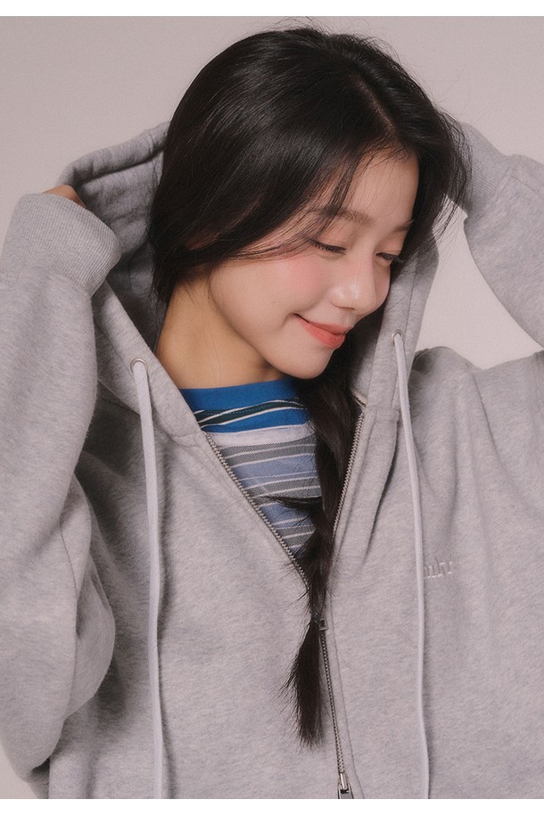 부드러운 기모 안감으로 따뜻함을 더한 기모 후드 스웨트 집업 점퍼입니다. 캐주얼하고 베이직한 스타일로, 일상에서 편안하게 착용하기 좋습니다. 그레이와 블랙 두 가지 컬러로 출시되어 취향에 맞게 선택 가능하며, 레귤러핏으로 제작되어 편안한 착용감을 선사합니다. 가을, 겨울 시즌에 활용하기 좋은 두꺼운 두께감의 긴소매 후드 집업으로, 보온성을 높였습니다.
