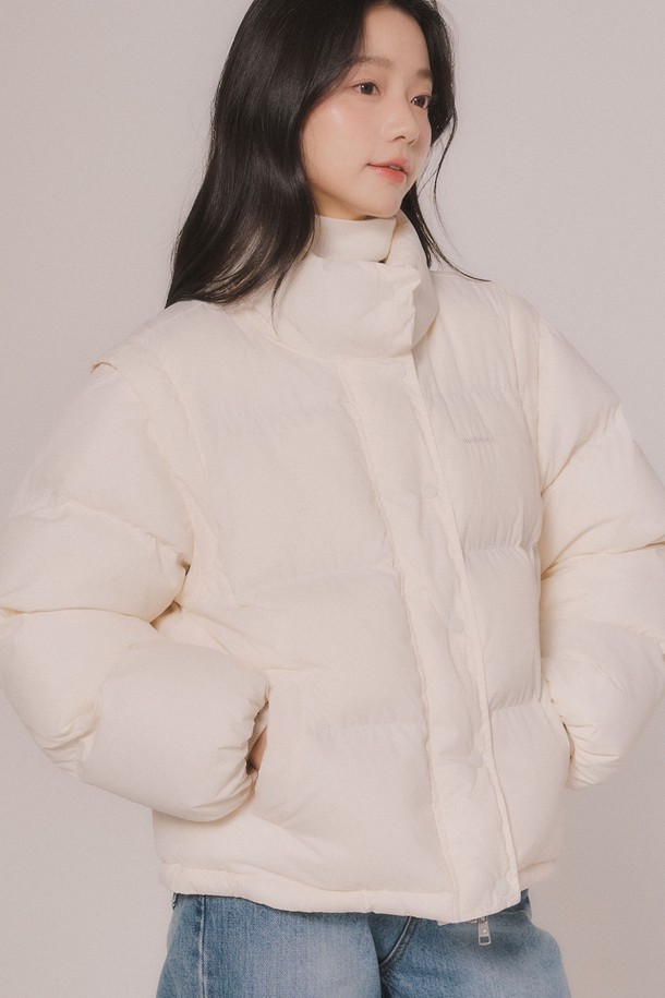 이번 겨울, 당신의 데일리룩에 따뜻함과 스타일을 더해줄 투웨이 웰론 패딩 점퍼입니다. 캐주얼하고 베이직한 디자인으로, 아이보리와 라이트블루 두 가지 산뜻한 컬러로 만나보세요. 소매 탈착이 가능하여 다양한 스타일 연출이 가능하며, 밑단 밴딩과 스트링 스토퍼, 스탠딩 카라로 보온성을 높였습니다. 넉넉한 루즈핏으로 편안함을 선사하며, 플로럴 패턴과 전면 자수 라벨이 은은한 포인트를 더합니다. 산책룩과 미니멀한 스타일을 즐기는 여성분들께 추천합니다.
