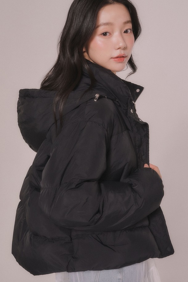 겨울철 따뜻함과 스타일을 책임질 라이트 다운 패딩 점퍼입니다. 부드러운 나일론 소재와 두꺼운 두께감으로 뛰어난 보온성을 제공하며, 덕다운 충전재(80% 다운, 20% 페더)를 사용하여 가볍고 따뜻하게 착용할 수 있습니다. 탈부착 가능한 후드와 투웨이 지퍼, 스탠딩 칼라 디자인으로 다양한 스타일 연출이 가능하며, 릴랙스 핏으로 편안한 착용감을 선사합니다. 올리브, 블랙 두 가지 색상으로 출시되어 출근룩, 여행룩 등 어떤 TPO에도 잘 어울리며, 캐주얼, 미니멀, 클래식한 무드를 연출할 수 있습니다.
