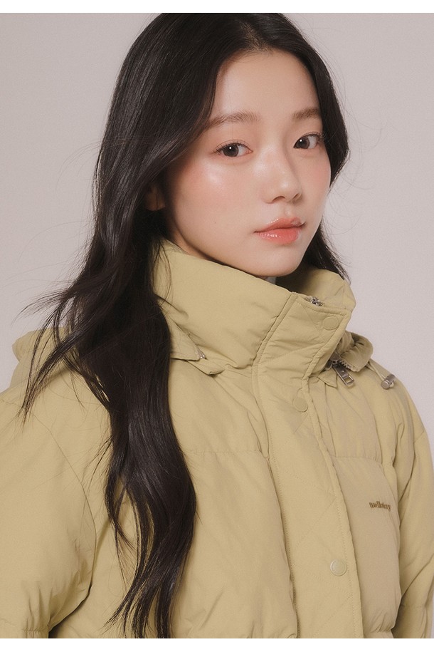 겨울철 따뜻함을 책임질 라이트 다운 패딩 점퍼입니다. 부드러운 나일론 소재와 두꺼운 두께로 제작되어, 뛰어난 보온성을 제공합니다. 후드 탈부착, 투웨이 지퍼, 밴딩 소매단 등 다양한 디테일이 돋보이며, 릴랙스핏으로 편안한 착용감을 선사합니다. 올리브와 블랙, 두 가지 색상으로 출시되어 캐주얼하고 베이직한 겨울 스타일을 연출하기 좋습니다. 가볍게 착용 가능한 경량 패딩으로, 일상생활에서 활용도가 높습니다.
