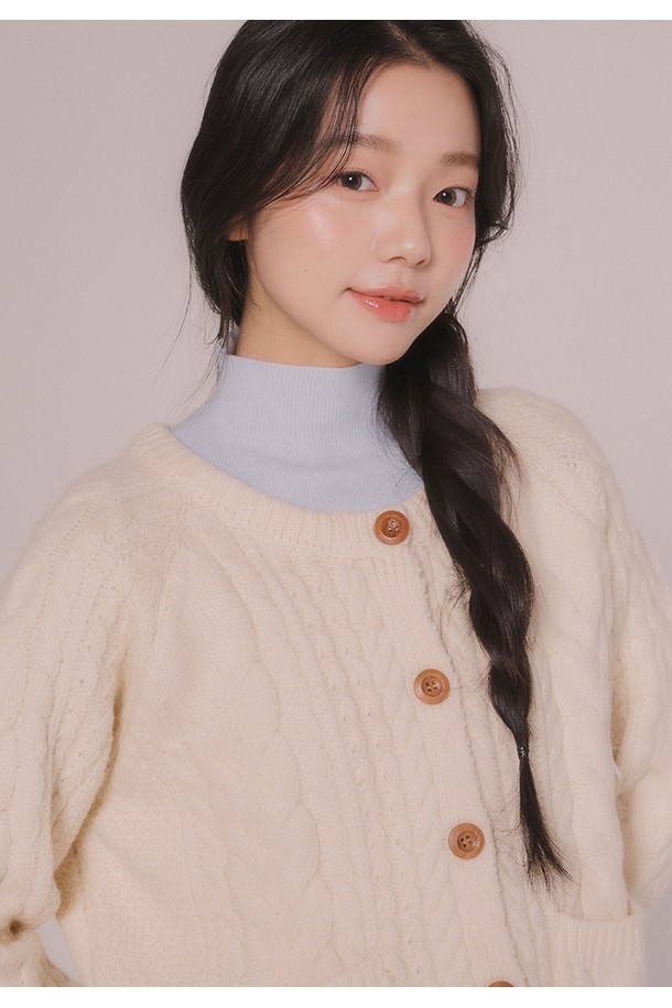 부드러운 촉감의 케이블 니트 가디건입니다. 크림, 레드 두 가지 색상으로 출시되었으며, 라운드넥과 릴랙스핏 디자인으로 편안하게 착용 가능합니다. 가을, 겨울 시즌에 어울리는 두꺼운 두께감으로 따뜻함을 더하며, 라글란 소매와 앞면 포켓 디테일이 돋보입니다. 우드 버튼과 로고 라벨, 신축성 있는 소재로 디자인의 완성도를 높였습니다. 데이트룩, 모임룩, 캐주얼, 클래식, 미니멀 스타일 모두 소화 가능한 활용도 높은 아이템입니다.
