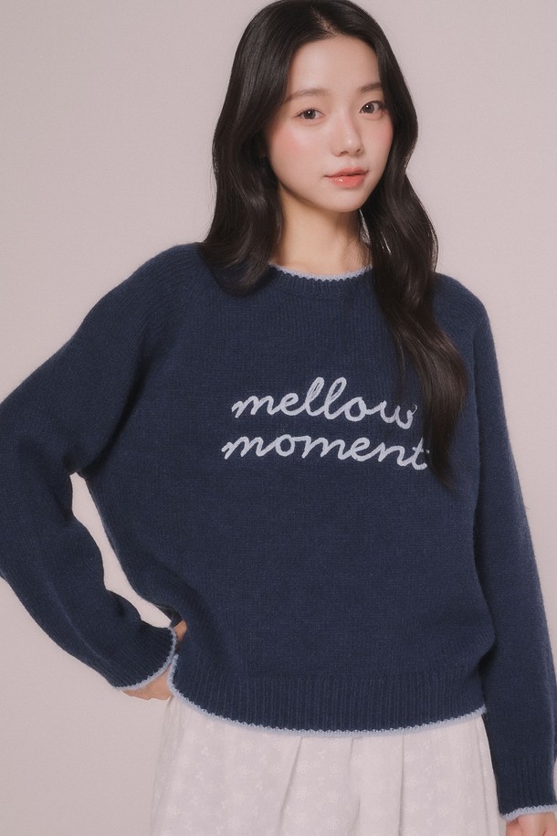 "멜로우 자수 라인 니트탑 (2color)"은 부드러운 촉감의 폴리에스테르와 나일론 혼방 소재로 제작되어 가을, 겨울 시즌에 따뜻하게 착용하기 좋습니다. 라운드넥에 릴랙스핏으로 편안한 착용감을 선사하며, 라글란 소매와 밑단 라인 배색, 로고 디테일로 포인트를 더했습니다. 캐주얼, 베이직 스타일로 데이트룩, 모임룩 등 다양한 TPO에 활용 가능하며, 아이보리와 네이비 두 가지 컬러로 만나볼 수 있습니다. 신축성이 있어 활동성이 좋고, 약간의 비침이 있어 은은한 포인트를 줄 수 있습니다.
