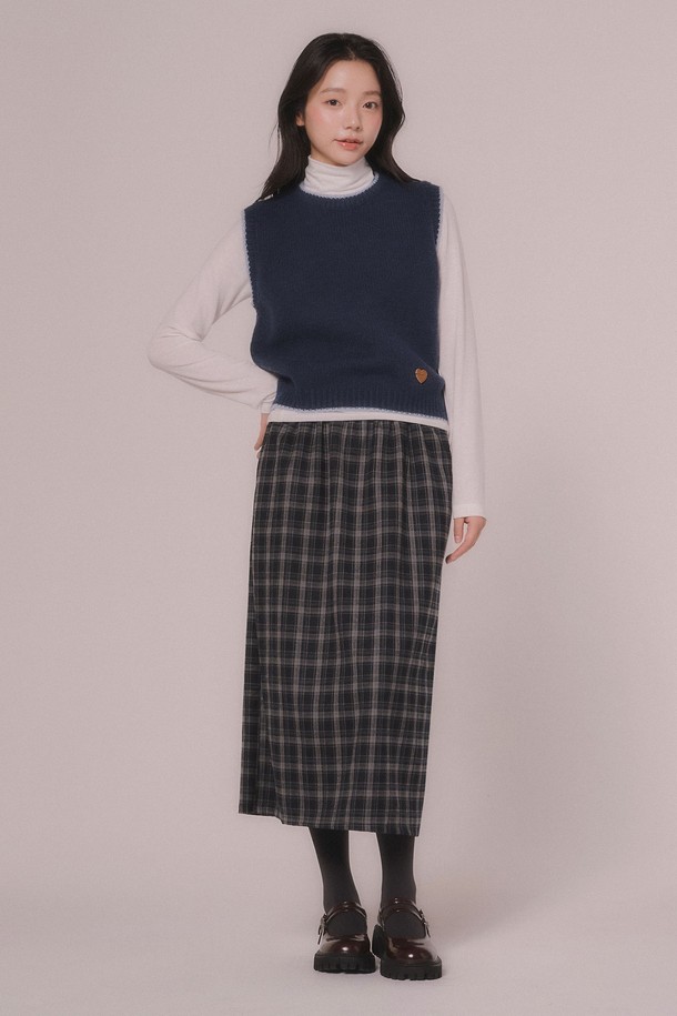 심플 라인 니트 베스트 (2color)는 부드러운 촉감의 폴리에스테르와 나일론 혼방 소재로 제작된 여성용 니트 베스트입니다. 가을과 겨울에 착용하기 좋으며, 레귤러 핏과 라운드넥 디자인으로 미니멀하고 베이직한 스타일을 연출합니다. 라이트 그레이와 아이보리 두 가지 색상으로 제공되며, 밑단 라인 디테일과 하트 가죽 장식이 포인트입니다. 출근룩과 모임룩 모두에 활용 가능하며, 미니멀, 클래식, 캐주얼 스타일을 즐기는 분들께 추천합니다. 시그니처 로고 라벨이 부착되어 있습니다.
