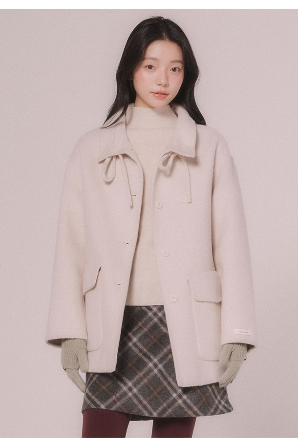 핸드메이드 울 하프 코트 (2color)는 여성스러운 실루엣을 연출하는 하프 기장의 코트입니다. 아이보리와 블랙 두 가지 색상으로 출시되어, 클래식하고 미니멀한 스타일을 즐기는 분들께 적합합니다. 부드러운 울 소재로 제작되어 포근한 착용감을 선사하며, 두꺼운 두께감으로 가을과 겨울에 따뜻하게 입을 수 있습니다. 싱글 버튼 여밈과 레귤러핏 디자인으로, 출근룩, 오피스룩, 모임룩 등 다양한 TPO에 활용 가능하며 시크한 매력을 더합니다. 긴 소매 기장과 핸드메이드 마감으로 고급스러움을 더했습니다.
