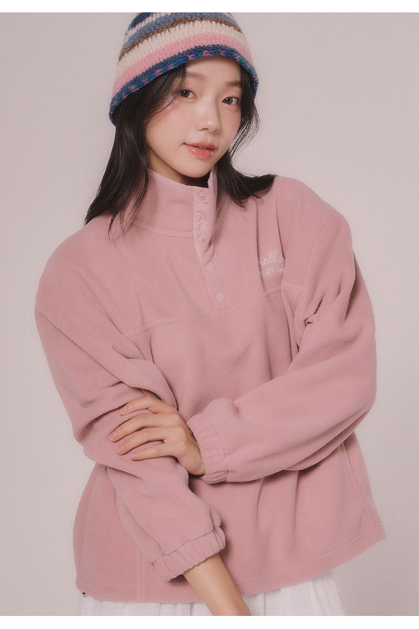 부드러운 플리스 소재의 여성 플리스 풀오버 티셔츠입니다. 포근한 두께감과 하프넥 디자인으로 가을, 겨울철 따뜻하게 착용할 수 있습니다. 핑크와 블랙 두 가지 색상으로 제공되며, 오버핏으로 편안한 착용감을 선사합니다. 일상 및 집콕룩, 산책룩 등 다양한 TPO에 캐주얼하고 미니멀한 스타일로 연출하기 좋습니다. 무지 디자인으로 어떤 하의와도 쉽게 매치할 수 있어 활용도가 높습니다.
