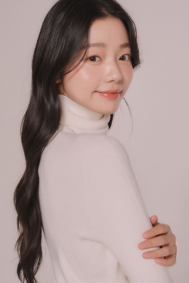 **하이넥 니트탑 (2color)**

부드러운 촉감의 하이넥 니트탑입니다. 가을과 겨울에 따뜻하게 착용하기 좋은 두꺼운 두께감의 니트 소재로 제작되었습니다. 미니멀하고 베이직한 스타일로, 심플한 디자인이 돋보입니다. 레귤러핏으로 편안하게 착용 가능하며, 출근룩으로도 활용하기 좋습니다. 화이트와 블랙 두 가지 색상으로 만나보세요.
