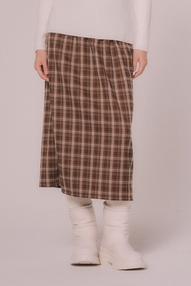 **체크 H라인 스커트 (2color)**

가을, 겨울 시즌에 어울리는 여성용 체크 H라인 스커트입니다. 클래식하고 베이직한 디자인으로 오피스룩, 출근룩, 모임룩 등 다양한 TPO에 활용 가능합니다. 미니멀하고 시크한 스타일을 연출하기 좋으며, 브라운과 체크 두 가지 컬러로 제공됩니다. H라인 핏으로 세련된 실루엣을 선사하는 아이템입니다.
