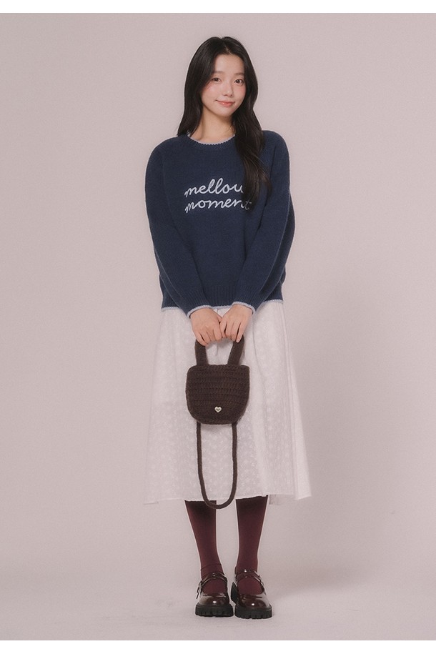 사랑스러운 하트 디자인이 돋보이는 하트 미니 니팅백 (딥브라운)입니다. 부드러운 니트 소재로 제작되어 포근한 느낌을 주며, 걸리시, 로맨틱, 미니멀 스타일을 연출하기 좋습니다. 데이트룩, 모임룩, 소개팅룩 등 다양한 TPO에 매치하여 여성스러운 분위기를 더해보세요. 미니 사이즈로 휴대성을 높였으며, 딥브라운 컬러가 세련된 포인트를 선사합니다. 니팅 디테일이 돋보이는 이 가방은 당신의 스타일 지수를 한층 끌어올릴 것입니다.
