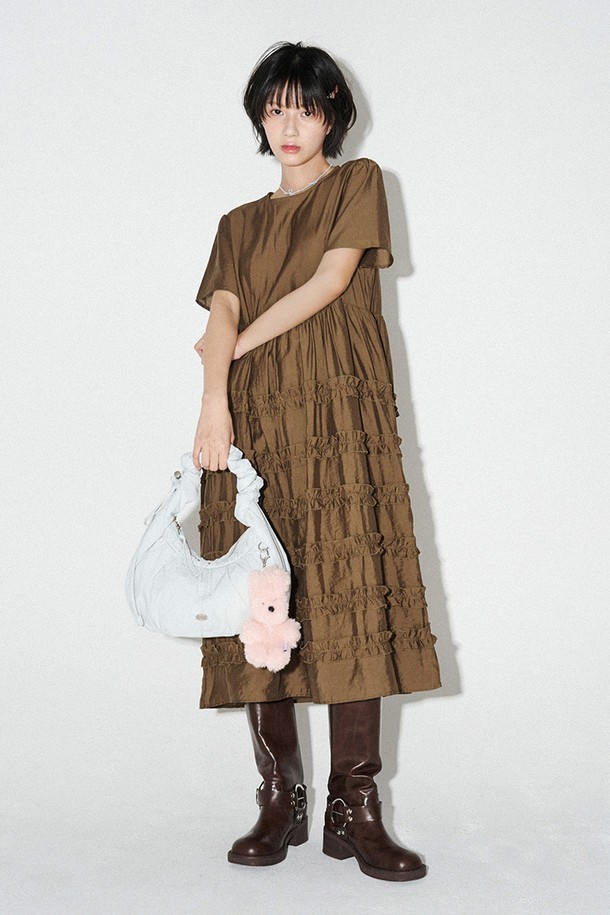 **프릴 롱 원피스 (브라운)**

부드러운 비스코스레이온 소재의 브라운 컬러 프릴 롱 원피스입니다. 라운드넥에 A라인 핏으로 우아하고 페미닌한 스타일을 연출하며, 얇은 두께감으로 봄, 여름에 시원하게 착용하기 좋습니다. 반소매 디자인에 프릴 디테일과 로고 리본 디테일이 여성스러움을 더하며, 이너 팬츠 라이닝으로 편안함까지 갖췄습니다. 단독 또는 레이어드하여 클래식, 로맨틱, 미니멀 등 다양한 스타일을 소화할 수 있어 데이트룩, 카페룩, 여행룩에 모두 잘 어울립니다.
