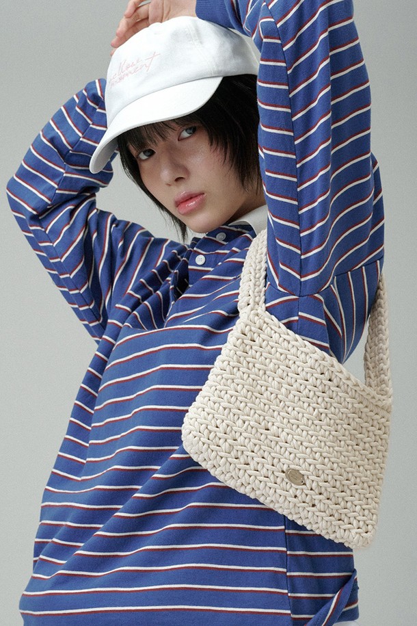 코튼 니팅백 (크림)은 부드러운 면 소재로 제작된 여성용 니팅백입니다. 핸드메이드 방식으로 제작되어 섬세한 니트 패턴과 독특한 디자인을 자랑하며, 크림색상으로 어떤 스타일에도 잘 어울립니다. 미디엄 사이즈의 사각 쉐입으로, 데이트룩, 카페룩, 쇼핑룩 등 다양한 TPO에 활용 가능합니다. 가벼운 소지품을 수납하기 좋으며, 중앙 라인의 메달 각인 디테일이 포인트를 더합니다. 캐주얼, 미니멀, 클래식 등 폭넓은 스타일을 소화하는 매력적인 아이템입니다.
