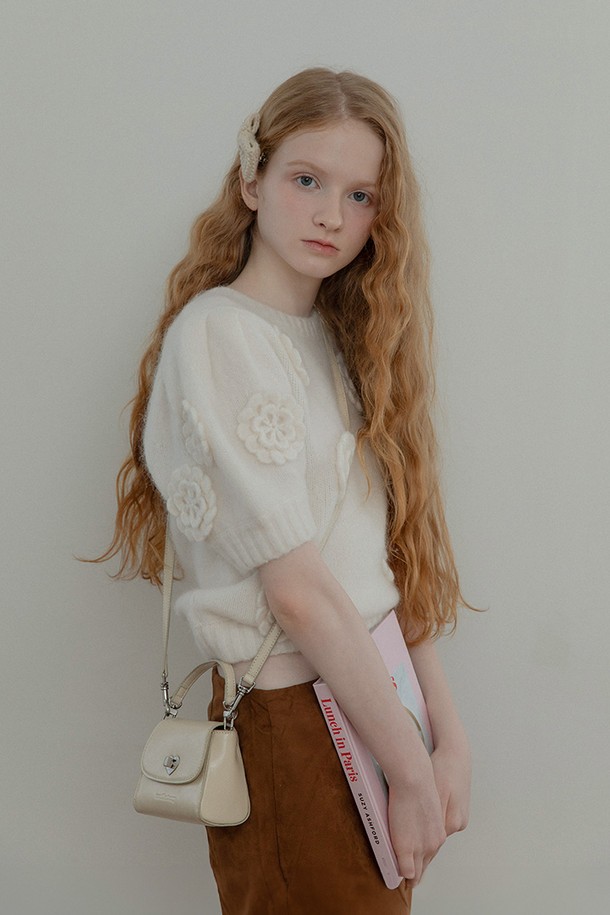 "하트락 미니백 (버터)"는 여성스러운 스타일을 완성하는 미니백입니다. 부드러운 버터 컬러의 이 가방은 광택감 있는 주름 텍스처의 비건 레더 소재로 제작되어 고급스러운 분위기를 자아냅니다. 사랑스러운 플라워 패턴 안감과 하트 락 장식이 돋보이며, 탈부착 가능한 크로스 스트랩과 내부 카드 슬립 포켓으로 실용성을 더했습니다. 사각형 디자인에 락형 잠금 방식으로 소지품을 안전하게 보관할 수 있으며, 더스트백과 박스 패키지로 구성되어 선물용으로도 좋습니다. 데이트룩, 쇼핑룩, 모임룩 등 다양한 TPO에 클래식, 걸리시, 로맨틱 스타일을 더해 보세요.
