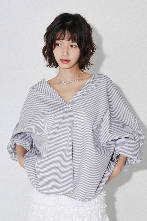 라이트 그레이 컬러의 체크 후드 셔츠입니다. 봄, 여름 시즌에 어울리는 얇은 두께의 시어서커 소재로 제작되어 통기성이 좋고, 부드러운 촉감과 신축성으로 편안한 착용감을 선사합니다. 캐주얼 스타일의 루즈핏으로, 앞면 버튼 여밈과 가슴 포켓 디테일이 특징이며, 후드 디자인으로 포인트를 더했습니다. 일상, 카페, 여행 등 다양한 TPO에 활용 가능하며, 미니멀, 캐주얼, 클래식 스타일을 연출하기 좋습니다. 로고 라벨과 사이드 라벨로 은은한 포인트를 더했습니다.
