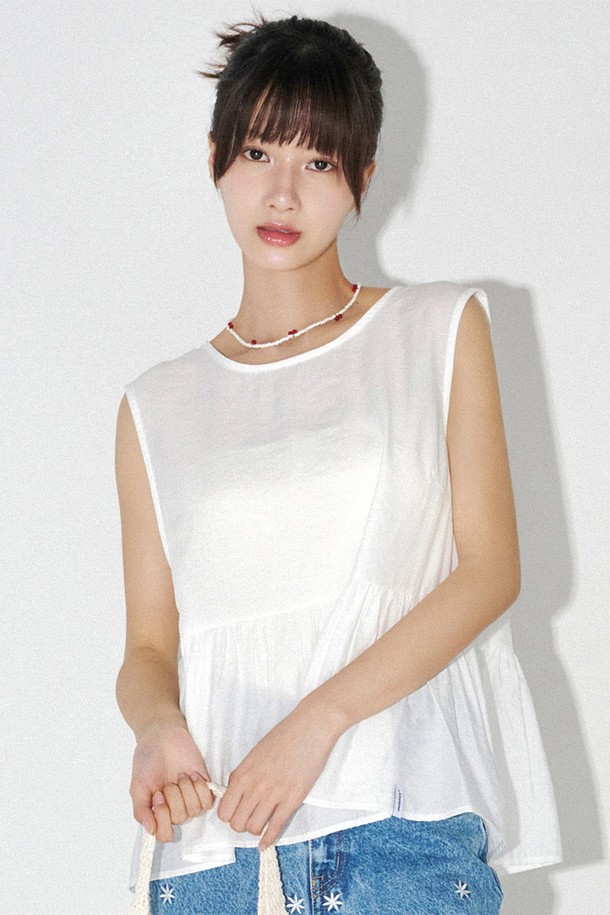 "백리본 나시 블라우스 (화이트)"는 여성스러운 무드를 연출하는 우아한 스타일의 상의입니다. 얇은 두께감의 폴리에스테르 소재로 제작되어 부드러운 촉감을 선사하며, 봄, 여름 시즌에 시원하게 착용하기 좋습니다. 라운드넥에 민소매 디자인으로, 크롭 기장과 루즈핏으로 편안함을 더했습니다. 특히 백리본 디테일과 프릴 디자인이 돋보이며, 로고 라벨이 포인트로 들어가 있습니다. 데이트룩, 카페룩, 쇼핑룩 등 다양한 TPO에 미니멀, 클래식, 로맨틱 스타일로 연출하기 좋으며, 레이어드하여 더욱 스타일리시하게 소화할 수 있습니다.
