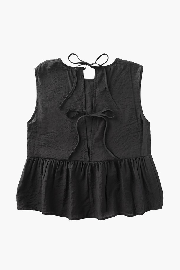 세련된 무드의 백리본 나시 블라우스 (블랙)입니다. 부드러운 폴리에스테르 소재로 제작되어 편안한 착용감을 선사하며, 크롭 기장과 루즈핏 디자인으로 시원하고 스타일리시하게 연출할 수 있습니다. 라운드넥에 백리본과 프릴 디테일이 더해져 우아하고 페미닌한 분위기를 자아냅니다. 안감이 있어 비침 걱정 없이 레이어드하여 다양한 스타일을 즐길 수 있으며, 데이트룩, 카페룩, 모임룩 등 다채로운 TPO에 활용하기 좋습니다. 클래식, 미니멀, 로맨틱 스타일을 즐겨 입는 여성분들께 추천합니다.
