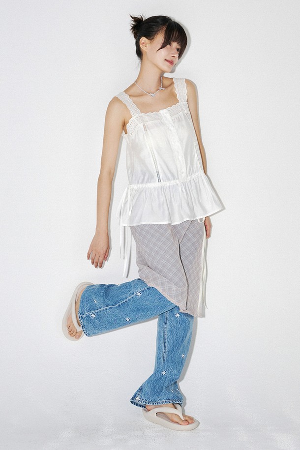 레이스 테이핑 나시 블라우스 (화이트)는 우아하고 페미닌한 스타일을 연출하는 여성 블라우스입니다. 부드러운 레이온과 폴리에스테르 혼방 소재로 제작되어 봄, 여름 시즌에 시원하게 착용할 수 있습니다. 깊이감 있는 스퀘어넥과 레이스 트리밍, 리본 스트링 디테일이 여성스러운 매력을 더하며, 사이드 허리 스트링으로 허리 라인을 슬림하게 잡아줍니다. 크롭 기장과 민소매 디자인은 데이트룩이나 카페룩, 모임룩 등 다양한 TPO에 로맨틱, 클래식, 미니멀한 스타일로 연출하기 좋습니다. 단독 또는 레이어드하여 다양한 스타일을 연출할 수 있습니다.
