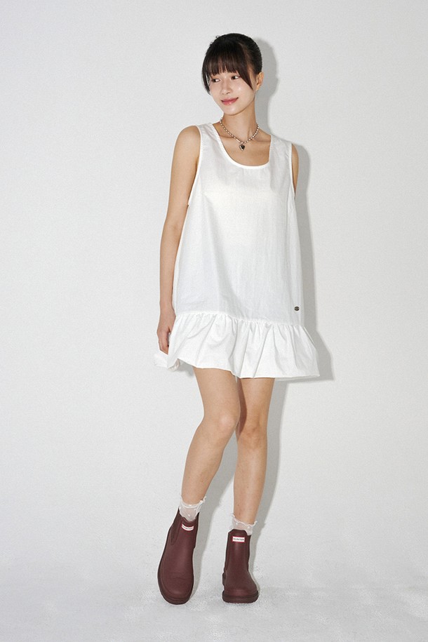 화사하고 여성스러운 분위기를 연출하는 벌룬 미니 원피스 (화이트)입니다. 부드러운 면 소재로 제작되어 편안한 착용감을 선사하며, U넥 디자인과 민소매 소매 기장이 시원한 느낌을 더합니다. 허리 밴딩으로 허리 라인을 잡아주어 더욱 슬림해 보이는 효과를 주며, 벌룬 치마핏이 사랑스러운 실루엣을 완성합니다. 데일리룩, 일상룩, 카페룩, 쇼핑룩 등 다양한 TPO에 활용 가능하며, 단독 또는 레이어드하여 베이직하면서도 캐주얼한 스타일을 연출할 수 있습니다. 안감이 있어 비침 걱정 없이 착용할 수 있으며, 로고 라벨 디테일이 은은한 포인트를 더합니다.
