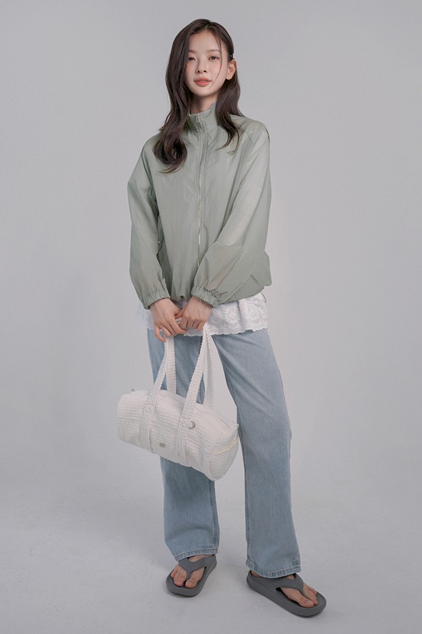 세련된 화이트 컬러의 패브릭 더플백입니다. 폴리에스테르, 나일론, 스판덱스 혼방 소재로 제작되어, 부드러운 라운드 텍스처와 푹신한 착용감을 선사합니다. 미디엄 사이즈의 무지 디자인으로, 더플 엠보싱과 키링 장식이 포인트를 더합니다. 손잡이와 사이드 포켓, 이중 손잡이, 토트백/숄더백 겸용, 내부 안감, 지퍼형 잠금 방식 등 실용적인 기능성을 갖췄습니다. 여행룩, 휴가룩, 피트니스룩 등 다양한 TPO에 캐주얼, 미니멀, 스포티 스타일을 연출할 수 있는 매력적인 아이템입니다.
