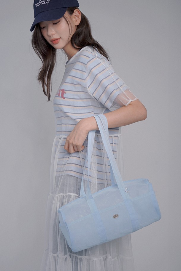 라이트 블루 컬러의 여성용 패브릭 더플백입니다. 미디엄 사이즈의 원통형 가방으로, 폴리에스테르 소재에 무지 패턴으로 제작되었습니다. 토트와 숄더 방식으로 멜 수 있으며, 반투명 오간자 소재와 D링 장식이 특징입니다. YKK 지퍼를 사용하여 안전하게 잠글 수 있으며, 사이드 포켓이 있어 수납이 용이합니다. 여행룩, 휴가룩, 산책룩과 같은 TPO에 캐주얼, 미니멀, 리조트 스타일을 연출하기 좋습니다.
