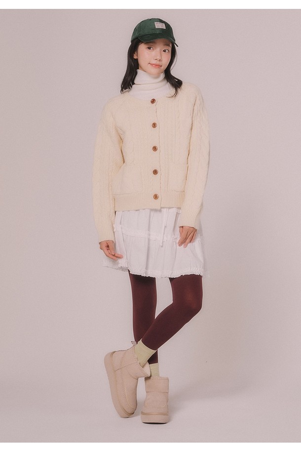 부드러운 촉감의 케이블 니트 가디건입니다. 크림, 레드 두 가지 색상으로 출시되었으며, 라운드넥과 릴랙스핏 디자인으로 편안하게 착용 가능합니다. 가을, 겨울 시즌에 어울리는 두꺼운 두께감으로 따뜻함을 더하며, 라글란 소매와 앞면 포켓 디테일이 돋보입니다. 우드 버튼과 로고 라벨, 신축성 있는 소재로 디자인의 완성도를 높였습니다. 데이트룩, 모임룩, 캐주얼, 클래식, 미니멀 스타일 모두 소화 가능한 활용도 높은 아이템입니다.
