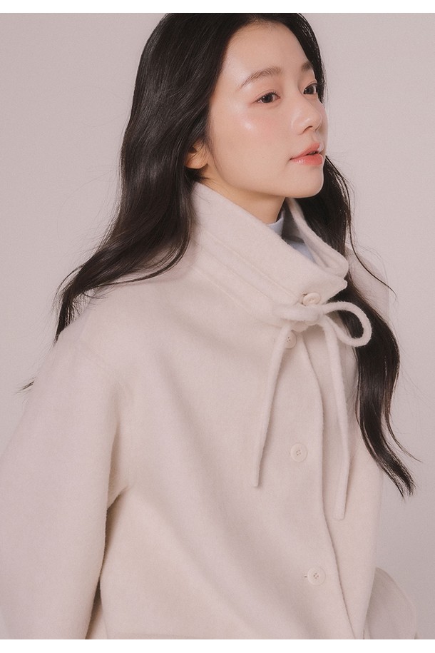 핸드메이드 울 하프 코트 (2color)는 여성스러운 실루엣을 연출하는 하프 기장의 코트입니다. 아이보리와 블랙 두 가지 색상으로 출시되어, 클래식하고 미니멀한 스타일을 즐기는 분들께 적합합니다. 부드러운 울 소재로 제작되어 포근한 착용감을 선사하며, 두꺼운 두께감으로 가을과 겨울에 따뜻하게 입을 수 있습니다. 싱글 버튼 여밈과 레귤러핏 디자인으로, 출근룩, 오피스룩, 모임룩 등 다양한 TPO에 활용 가능하며 시크한 매력을 더합니다. 긴 소매 기장과 핸드메이드 마감으로 고급스러움을 더했습니다.
