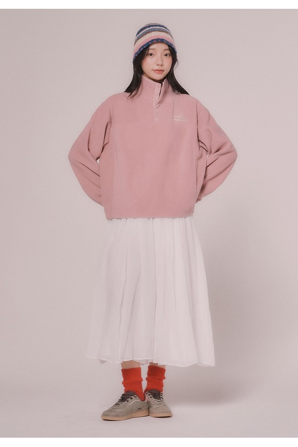 부드러운 플리스 소재의 여성 플리스 풀오버 티셔츠입니다. 포근한 두께감과 하프넥 디자인으로 가을, 겨울철 따뜻하게 착용할 수 있습니다. 핑크와 블랙 두 가지 색상으로 제공되며, 오버핏으로 편안한 착용감을 선사합니다. 일상 및 집콕룩, 산책룩 등 다양한 TPO에 캐주얼하고 미니멀한 스타일로 연출하기 좋습니다. 무지 디자인으로 어떤 하의와도 쉽게 매치할 수 있어 활용도가 높습니다.
