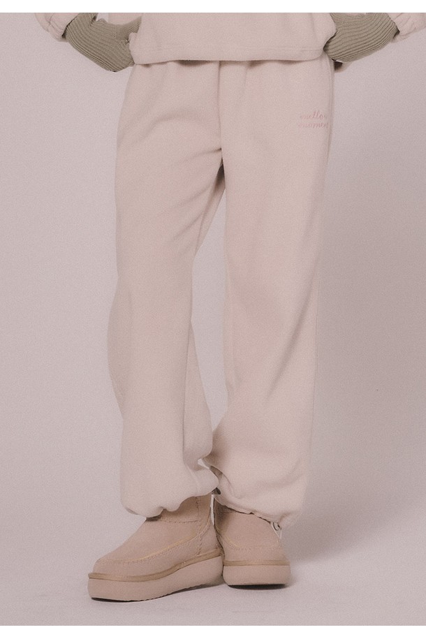 부드러운 플리스 소재의 플리스 투웨이 팬츠 (라이트베이지)입니다. 루즈핏으로 편안한 착용감을 선사하며, 가을과 겨울철에 따뜻하게 입을 수 있습니다. 무지 디자인에 긴 기장으로, 캐주얼하고 베이직한 스타일을 연출합니다. 투웨이 디자인으로 다양한 스타일링이 가능하며, 집콕룩이나 산책룩으로 활용하기 좋습니다. 밴딩 처리로 편안하게 활동할 수 있습니다.
