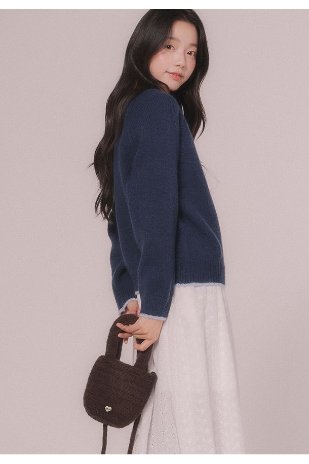 사랑스러운 하트 디자인이 돋보이는 하트 미니 니팅백 (딥브라운)입니다. 부드러운 니트 소재로 제작되어 포근한 느낌을 주며, 걸리시, 로맨틱, 미니멀 스타일을 연출하기 좋습니다. 데이트룩, 모임룩, 소개팅룩 등 다양한 TPO에 매치하여 여성스러운 분위기를 더해보세요. 미니 사이즈로 휴대성을 높였으며, 딥브라운 컬러가 세련된 포인트를 선사합니다. 니팅 디테일이 돋보이는 이 가방은 당신의 스타일 지수를 한층 끌어올릴 것입니다.
