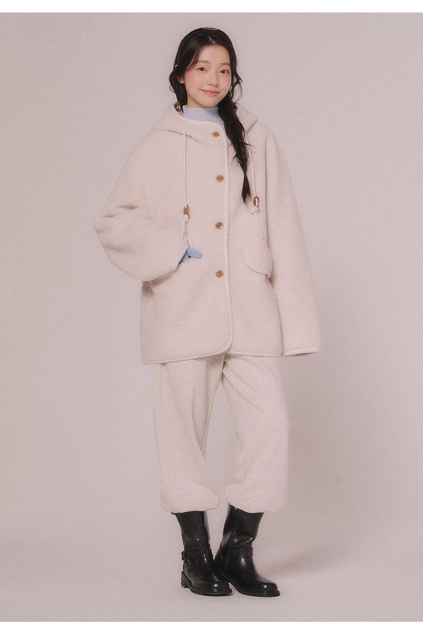 부드러운 시어링과 무스탕 소재로 따뜻함을 더한 여성용 후드 시어링 무스탕 점퍼입니다. 아이보리 컬러의 베이직하고 캐주얼한 디자인으로, 겨울철 데일리룩에 활용하기 좋습니다. 레귤러 기장의 무지 패턴에 버튼 여밈 방식으로 편안하게 착용할 수 있습니다. 후드와 포켓 디테일이 실용성을 높이며, 안감 전체가 시어링으로 처리되어 뛰어난 보온성을 제공합니다. 레귤러 핏으로 제작되어 다양한 스타일을 연출하기 용이합니다.
