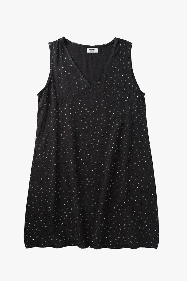 우아하고 엘레강스한 분위기를 연출하는 플로럴 미디 원피스 (블랙)입니다. 부드러운 폴리에스터 소재로 제작되어 편안한 착용감을 선사하며, 얇은 두께감으로 봄, 여름 시즌에 시원하게 입을 수 있습니다. A라인 플레어 치마 디자인과 레이스 디테일, 플라워 패턴이 여성스러운 매력을 더합니다. 민소매 디자인과 V넥 네크라인이 시원하고 세련된 느낌을 주며, 데이트룩, 카페룩, 모임룩 등 다양한 TPO에 활용하기 좋습니다. 클래식, 로맨틱, 미니멀 스타일을 즐기는 여성분들께 추천합니다.
