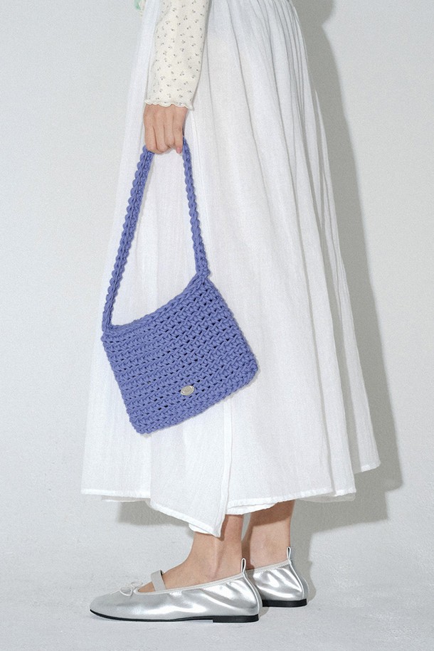 코튼 니팅백 (블루)은 여성스러운 매력을 더하는 미디엄 사이즈의 니팅백입니다. 부드러운 면 소재로 제작되어 편안한 착용감을 선사하며, 핸드메이드 특유의 섬세한 니트 패턴이 돋보입니다. 시원한 블루 컬러와 사각 쉐입은 캐주얼, 미니멀, 클래식 스타일 모두에 잘 어울립니다. 가방 전면의 센터라인 메달 각인 디테일과 마그네틱형 잠금 방식으로 포인트를 더했으며, 데이트룩, 쇼핑룩, 카페룩 등 다양한 TPO에 활용하기 좋습니다.
