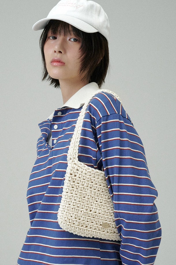 코튼 니팅백 (크림)은 부드러운 면 소재로 제작된 여성용 니팅백입니다. 핸드메이드 방식으로 제작되어 섬세한 니트 패턴과 독특한 디자인을 자랑하며, 크림색상으로 어떤 스타일에도 잘 어울립니다. 미디엄 사이즈의 사각 쉐입으로, 데이트룩, 카페룩, 쇼핑룩 등 다양한 TPO에 활용 가능합니다. 가벼운 소지품을 수납하기 좋으며, 중앙 라인의 메달 각인 디테일이 포인트를 더합니다. 캐주얼, 미니멀, 클래식 등 폭넓은 스타일을 소화하는 매력적인 아이템입니다.
